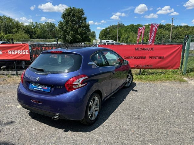 PEUGEOT 208 1.2 VTi Allure 2012