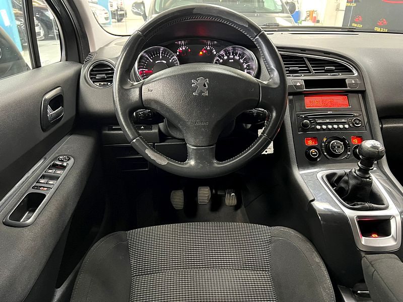 PEUGEOT 5008 1.6 HDi 110CH FAP PREMIUM