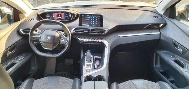 Peugeot 3008 II 2.0l BlueHDi GT 177ch EAT 8, *Suréquipée*, *Cockpit*