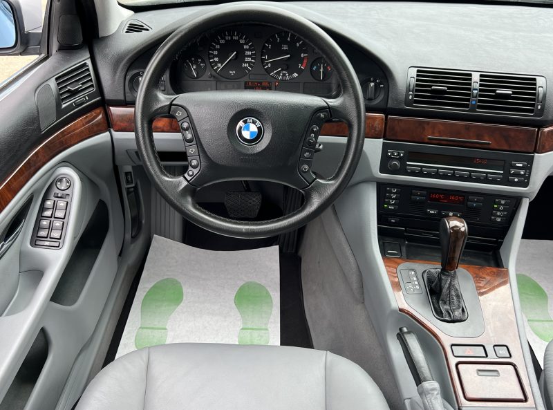 BMW SERIE 5 E39 TOURING 520i 2.2 6 CYLINDRES 170 LUXE / BOITE AUTO CUIR TOIT OUVRANT Garantie 1 an