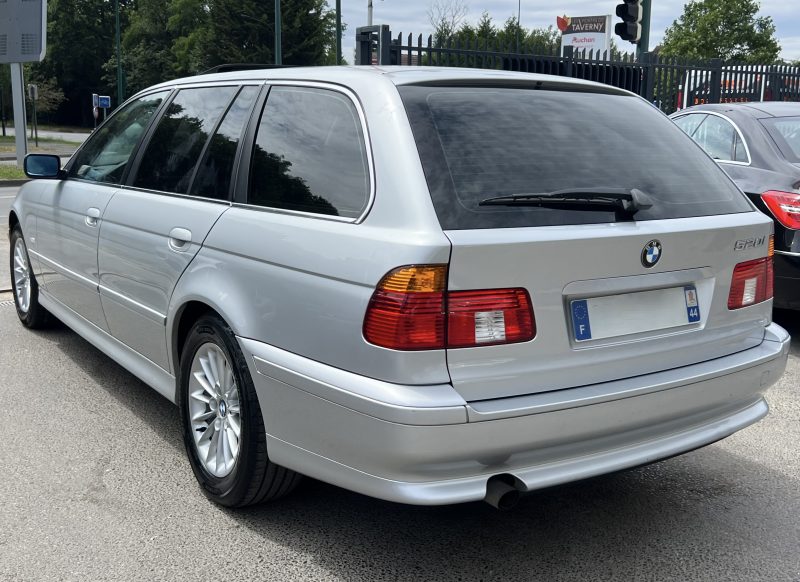 BMW SERIE 5 E39 TOURING 520i 2.2 6 CYLINDRES 170 LUXE / BOITE AUTO CUIR TOIT OUVRANT Garantie 1 an