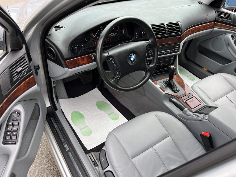 BMW SERIE 5 E39 TOURING 520i 2.2 6 CYLINDRES 170 LUXE / BOITE AUTO CUIR TOIT OUVRANT Garantie 1 an