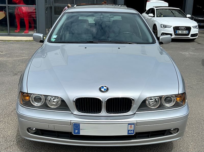 BMW SERIE 5 E39 TOURING 520i 2.2 6 CYLINDRES 170 LUXE / BOITE AUTO CUIR TOIT OUVRANT Garantie 1 an