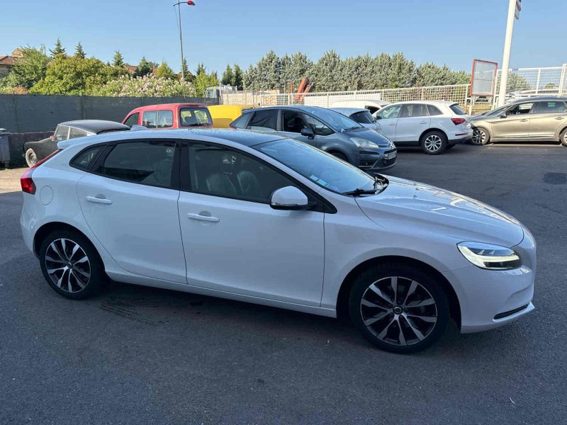 VOLVO V40 2019