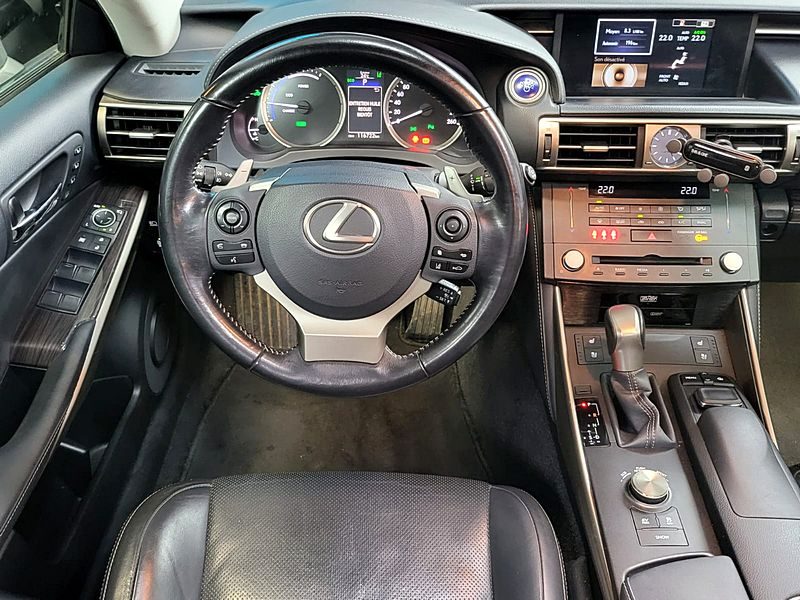 LEXUS IS III 300h Hybrid 223cv Luxe Boîte Auto E-CVT