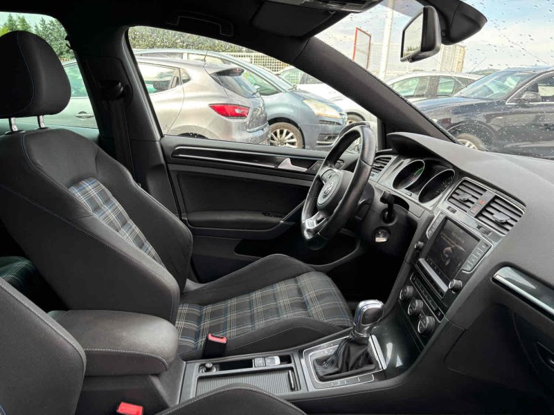 VOLKSWAGEN GOLF VII 2015