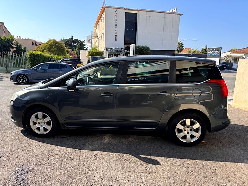 PEUGEOT 5008 2013