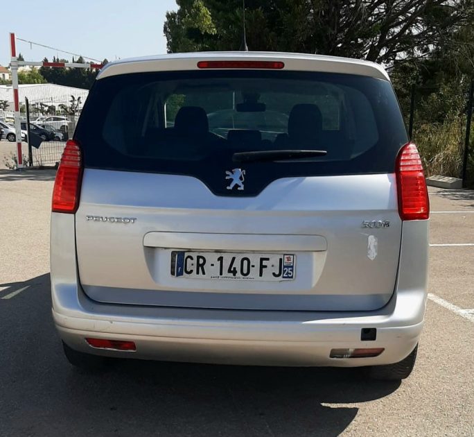 PEUGEOT 5008 2011