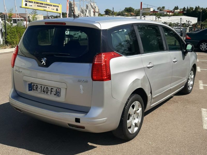 PEUGEOT 5008 2011