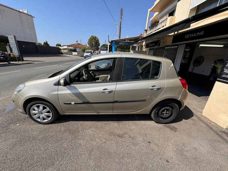 Renault clio III (B/C85) 1.4 16v 98ch Authentique 5p