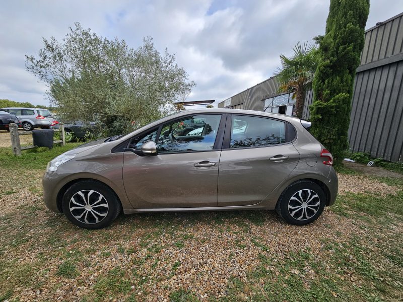 PEUGEOT 208 2015