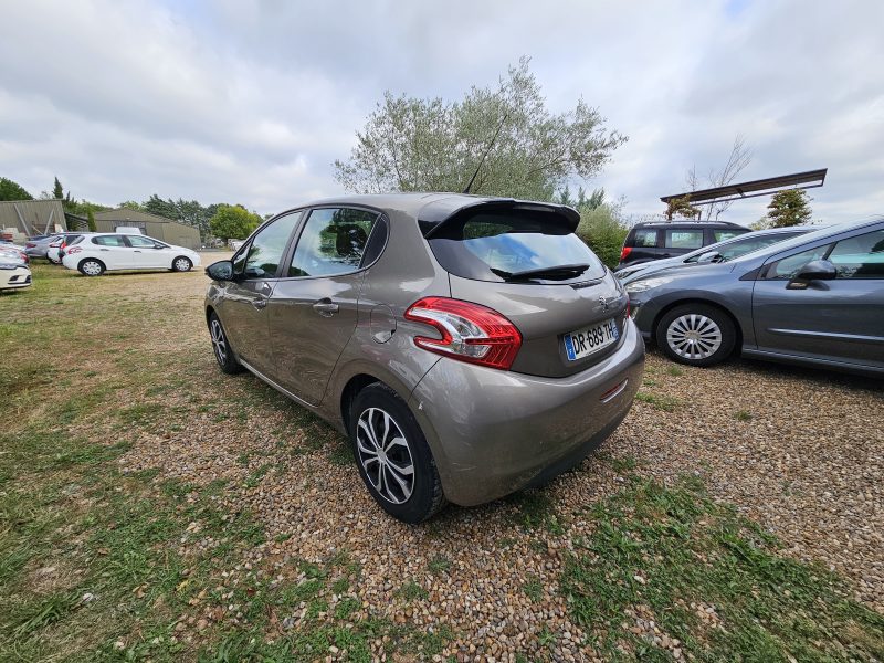 PEUGEOT 208 2015