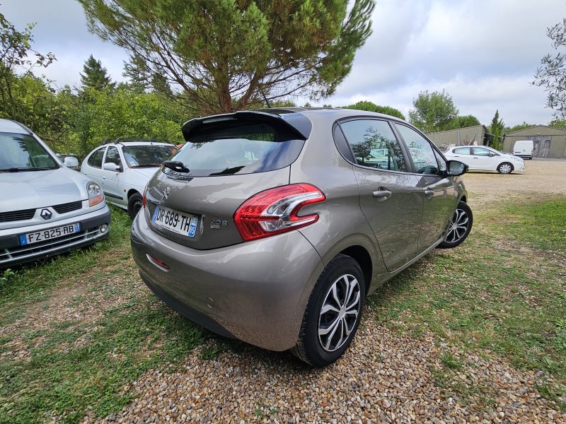 PEUGEOT 208 2015