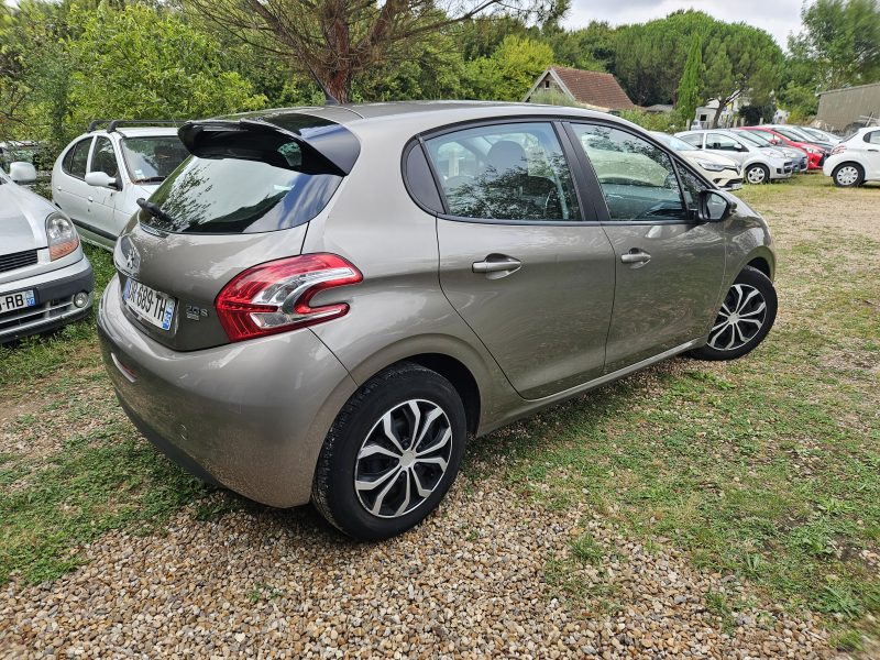 PEUGEOT 208 2015