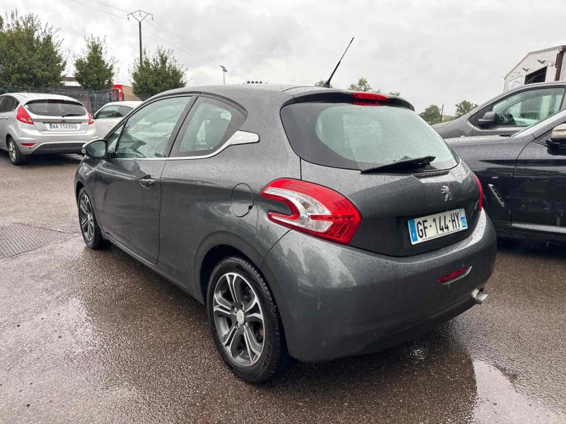 PEUGEOT 208  2013