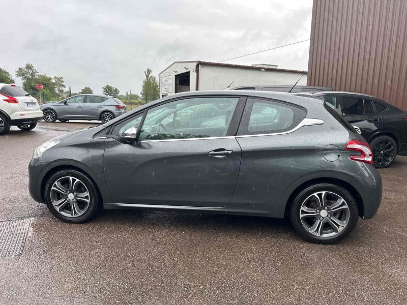 PEUGEOT 208  2013