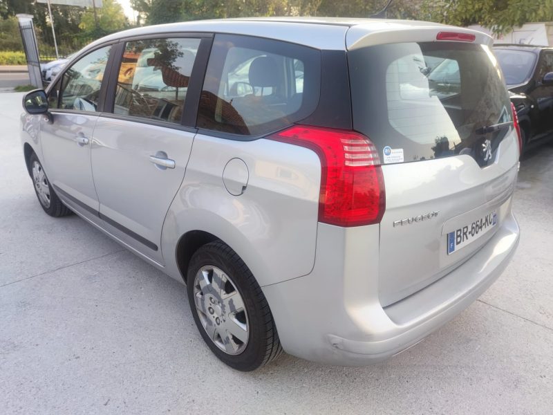 PEUGEOT 5008 2011