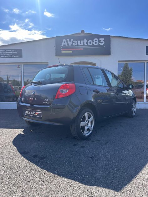 Renault Clio 1.2 EXPRESSION 75CV / Distribution OK/ CT OK Révisée berline, grise, 4 cv, 5 portes.