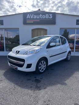 Peugeot 107 1.0 68cv Urban / Moteur à chaine Révisée, citadine, blanche, 4 cv, 5 portes.