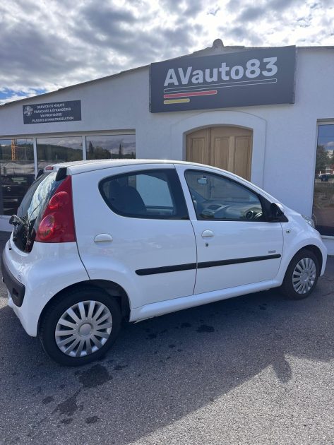 Peugeot 107 1.0 68cv Urban / Moteur à chaine Révisée, citadine, blanche, 4 cv, 5 portes.