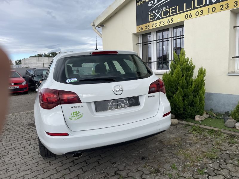 OPEL ASTRA 2011