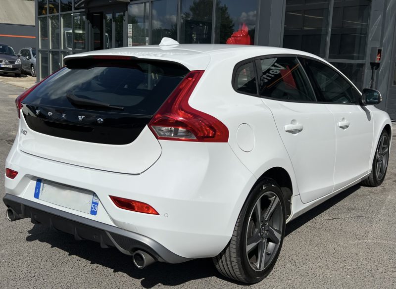 VOLVO V40 II D2 KINETIC 1.6 115 Cv PACK SPORT / GPS BLUETOOTH REGULATEUR XENONS - GARANTIE 1 AN