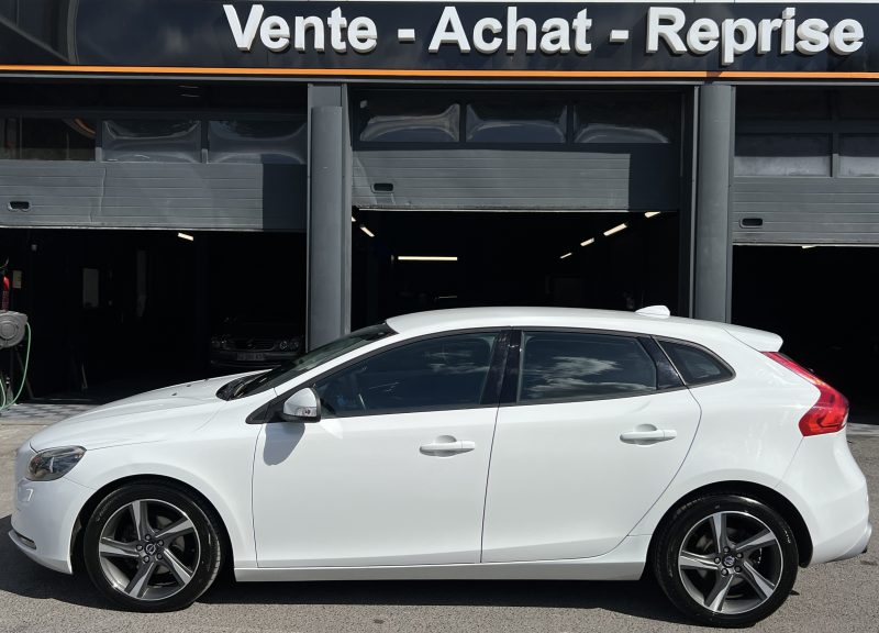 VOLVO V40 II D2 KINETIC 1.6 115 Cv PACK SPORT / GPS BLUETOOTH REGULATEUR XENONS - GARANTIE 1 AN