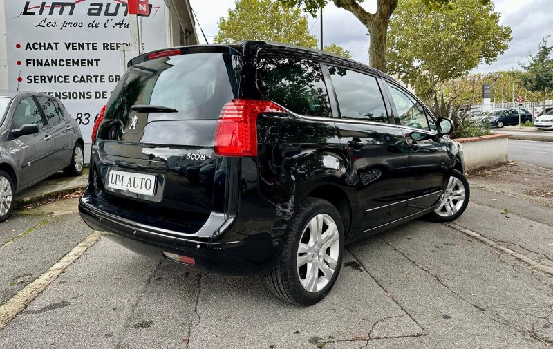 PEUGEOT 5008 2011