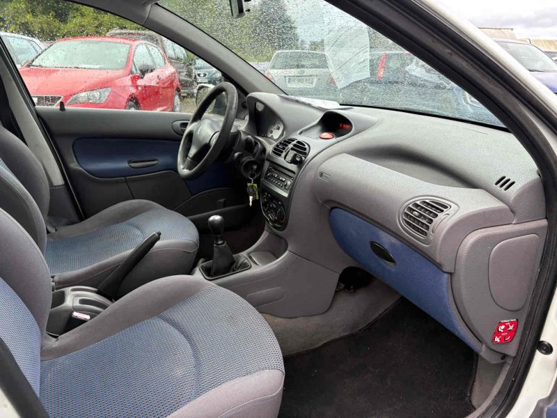 PEUGEOT 206 1.4 i 75cv Véhicule idéal pour jeune conducteur