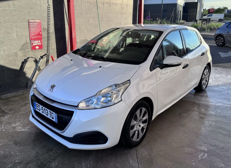 PEUGEOT 208 1.6 Blue HDI 75 CH / Carnet et facture d'entretien