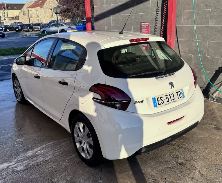 PEUGEOT 208 1.6 Blue HDI 75 CH / Carnet et facture d'entretien