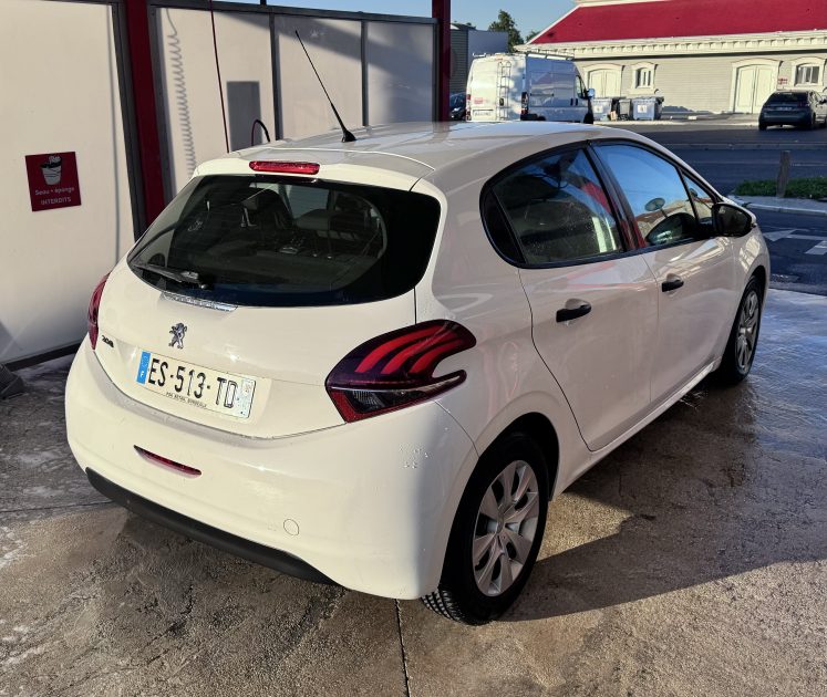 PEUGEOT 208 1.6 Blue HDI 75 CH / Carnet et facture d'entretien