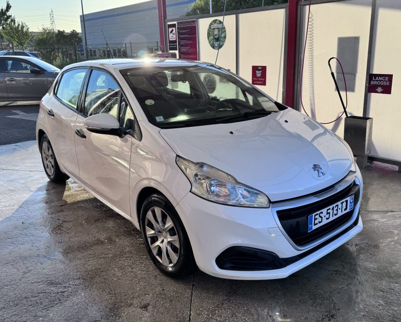 PEUGEOT 208 1.6 Blue HDI 75 CH / Carnet et facture d'entretien