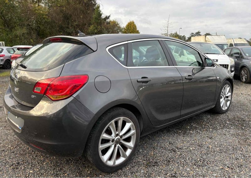 OPEL ASTRA 2010