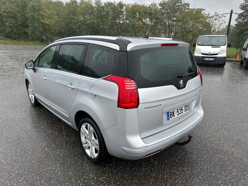 PEUGEOT 5008 2011