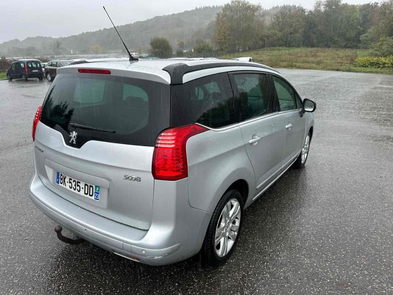 PEUGEOT 5008 2011