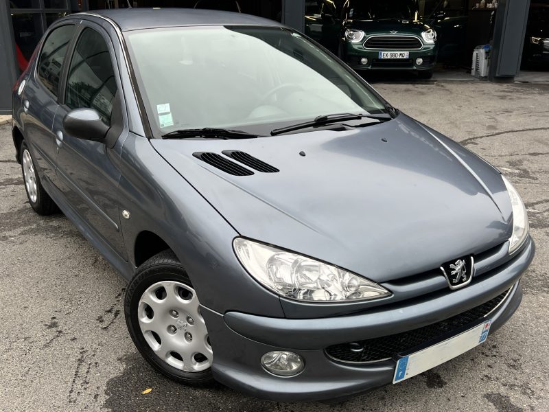 PEUGEOT 206 PHASE 2 1.4 HDI 70 Cv 5 PORTES CLIMATISATION REGULATEUR LIMITEUR BLUETOOTH Garantie 1 an