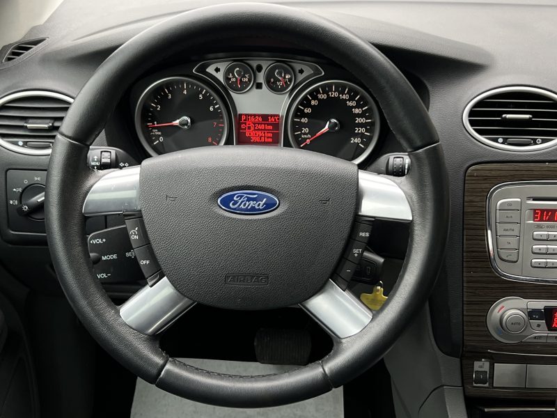 FORD FOCUS II TITANIUM 2.0 145 Cv 1ERE MAIN BOITE AUTO CUIR TOIT OUVRANT 30 400 Kms - GARANTIE 1 AN