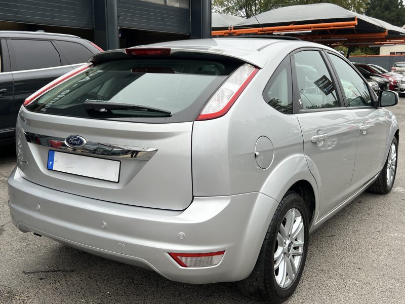 FORD FOCUS II TITANIUM 2.0 145 Cv 1ERE MAIN BOITE AUTO CUIR TOIT OUVRANT 30 400 Kms - GARANTIE 1 AN