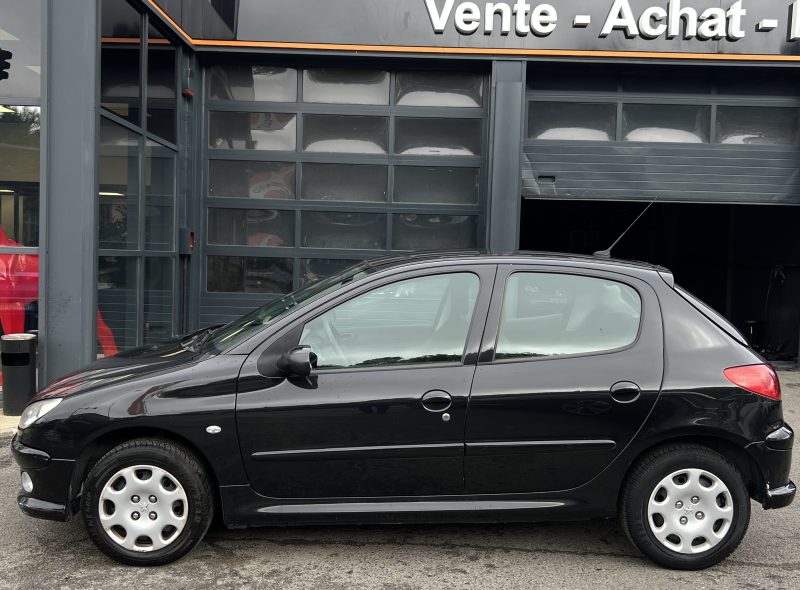 PEUGEOT 206 PHASE 2 1.4 i 75 Cv 1ERE MAIN 53 400 Km 5 PORTES CLIMATISATION BLUETOOTH - GARANTIE 1 AN