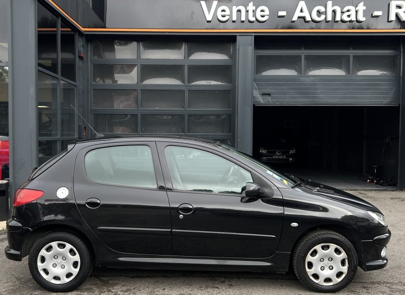 PEUGEOT 206 PHASE 2 1.4 i 75 Cv 1ERE MAIN 53 400 Km 5 PORTES CLIMATISATION BLUETOOTH - GARANTIE 1 AN