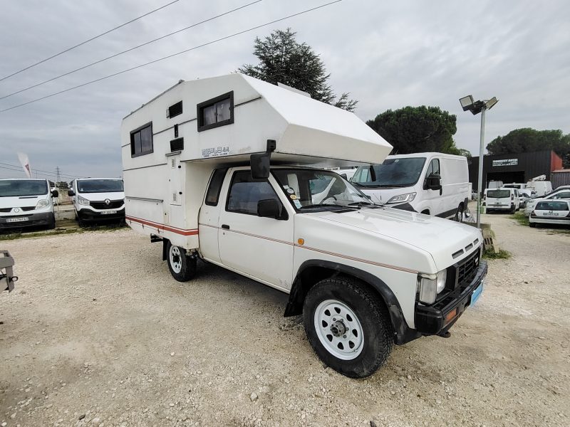 NISSAN NISSAN PICK-UP 4X4 AVEC UNE CELLUE COMPING CAR 1988