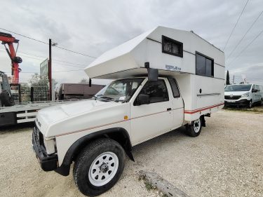 NISSAN NISSAN PICK-UP 4X4 AVEC UNE CELLUE COMPING CAR 1988