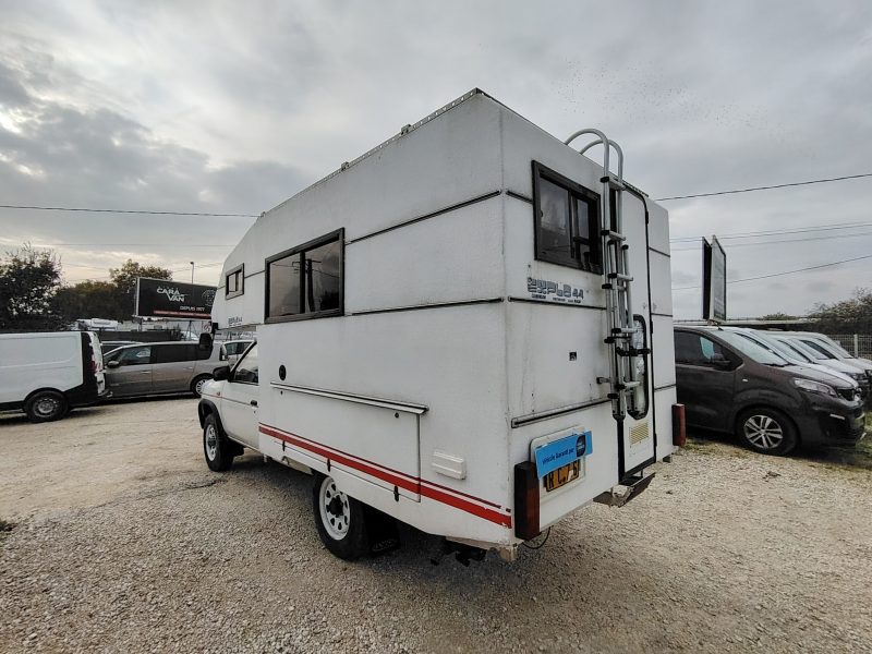 NISSAN NISSAN PICK-UP 4X4 AVEC UNE CELLUE COMPING CAR 1988