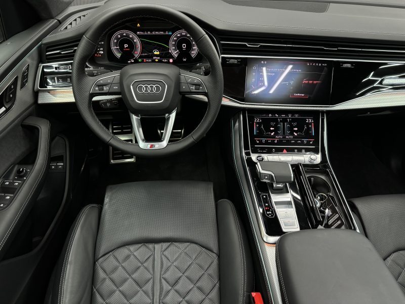 AUDI Q8 2024