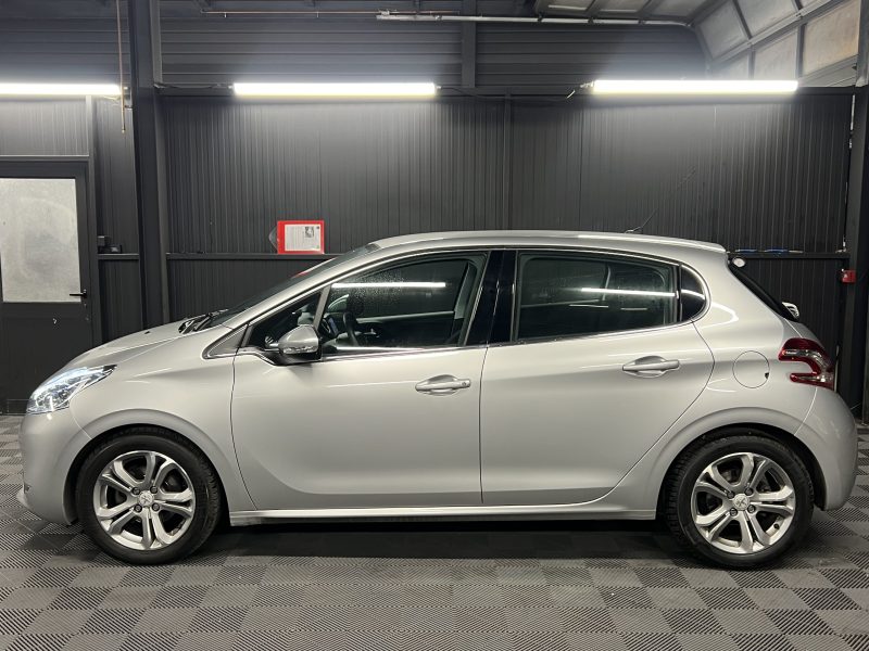 PEUGEOT 208 ALLURE 1.6 VTI 120 Cv PREMIERE MAIN / 45 200 Kms GPS TACTILE CRIT AIR 1 - GARANTIE 1 AN