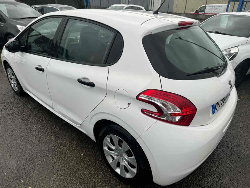 PEUGEOT 208 2015