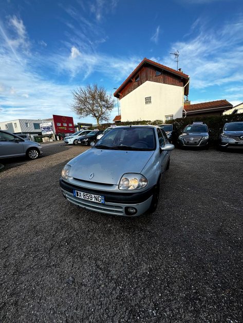 RENAULT CLIO 2001