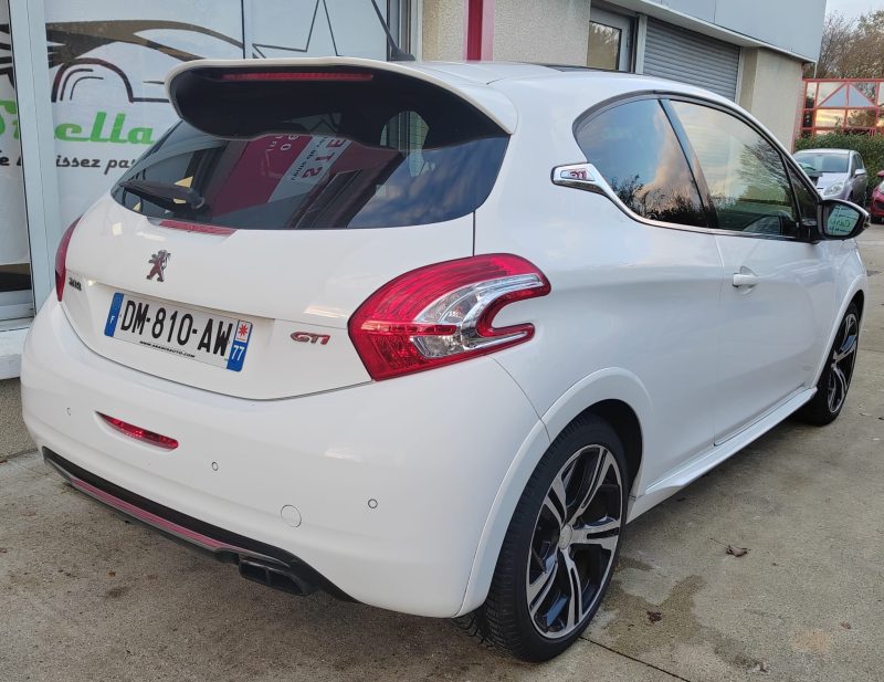 PEUGEOT 208 2014