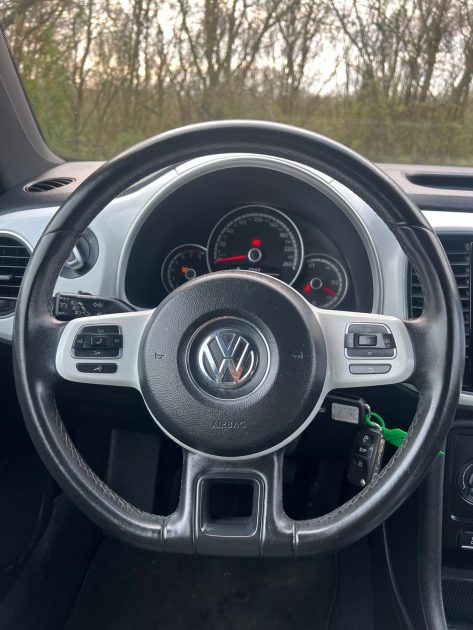 VOLKSWAGEN NEW BEETLE 2015